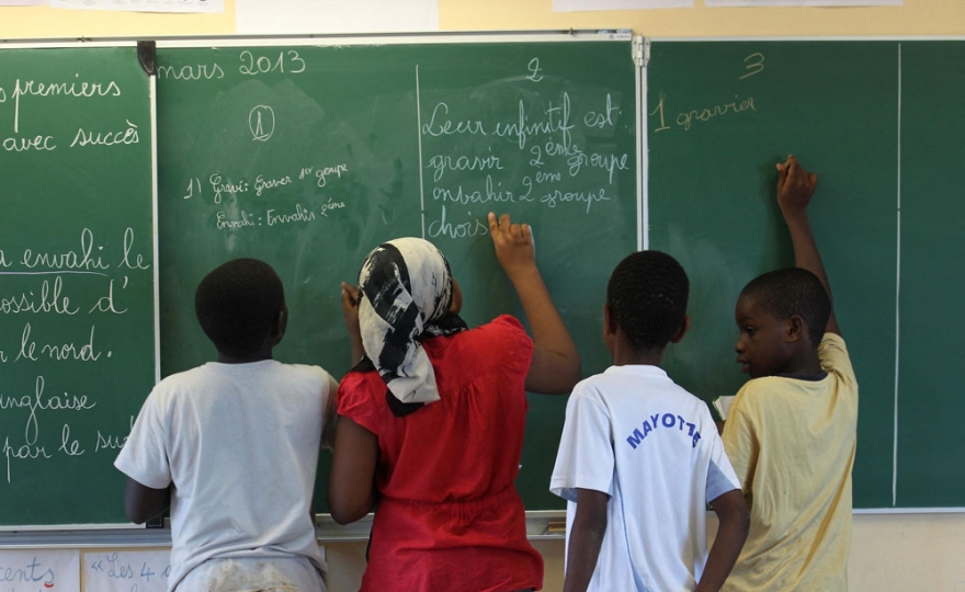 Pourquoi tant d’enfants non scolarisés à Mayotte ?